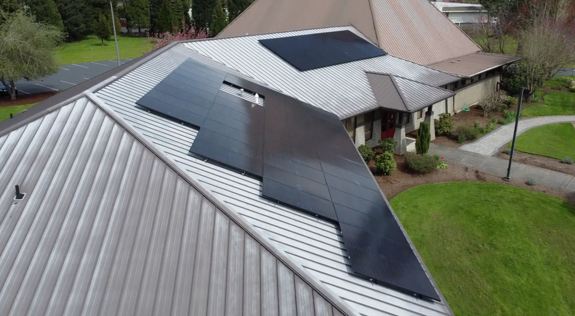 Commercial-scale rooftop solar installation in Oregon